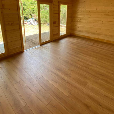 Parquet stratifié installé dans un abri de jardin