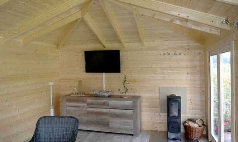 Puis-je installer un poêle à bois dans mon abri de jardin ?